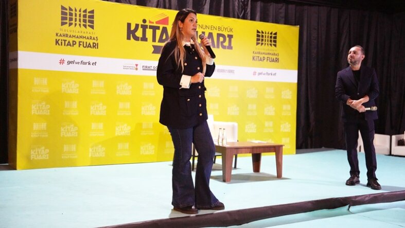 Fulya Öztürk ve Türker Akıncı Kitap Fuarında Sevenleriyle Buluştu.